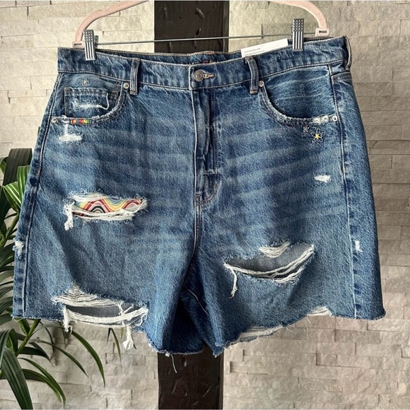 American Eagle Highest Rise Baggy Pride Rainbow Embroidered Shorts Size 18 NWOT - Picture 1 of 8